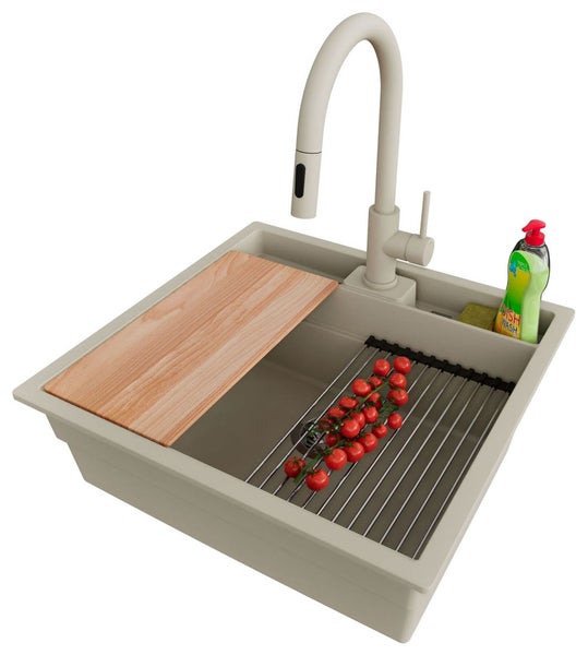 Spüle mit Armatur, Schneidebrett, Abtropfgestell und Geschirrspülmittel