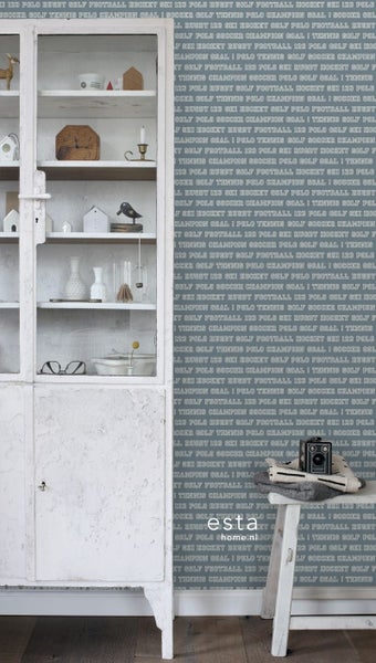 Antiker weißer Schrank mit Glasböden und Dekorationsobjekten