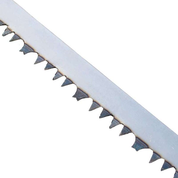 Detailaufnahme eines Fuchsschwanzsägeblatts mit Sägezähnen