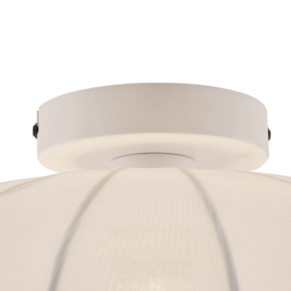 Detailaufnahme eines Deckenlampen-Baldachins mit einem Lampenschirm aus weißem Stoff in Rippenoptik.