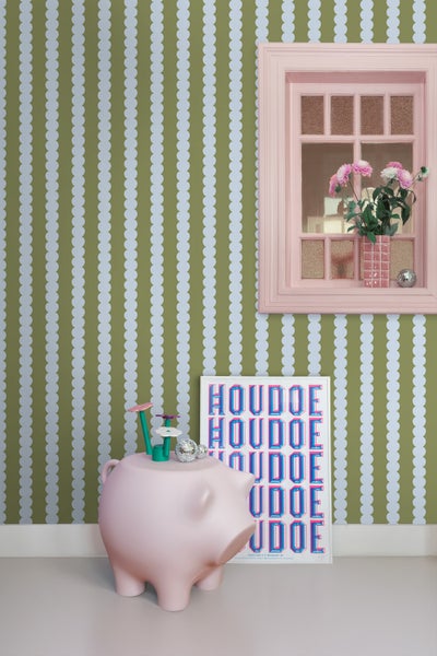 Dekoratives Interieur mit gestreifter Tapete, Fensterrahmen, Kunstdruck und Sparschwein