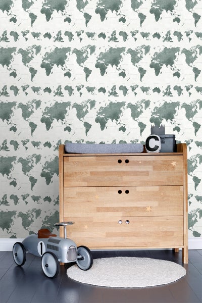 Kinderzimmer mit Kommode, Spielzeugauto und Weltkarten-Tapete