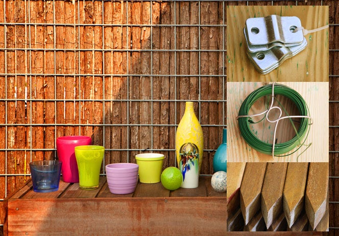 Dekorative Szene mit Gabionenwand, Pflanzgefäßen, Vasen, Befestigungsmaterial, Bindedraht und Holzpfosten