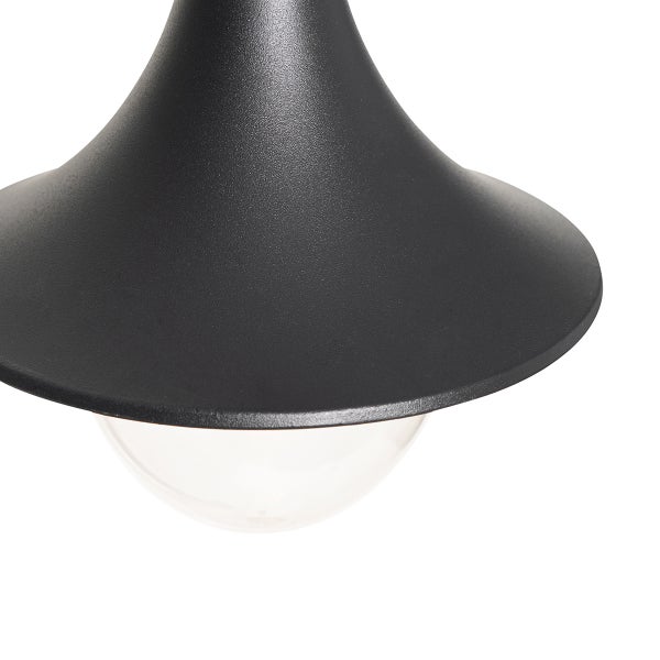 Detailaufnahme einer schwarzen Außenleuchte mit rundem Metallschirm und weißem Diffusor.