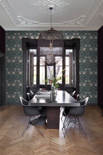 Esszimmer mit Esstisch, Stühlen, Dekoration und floraler Tapete