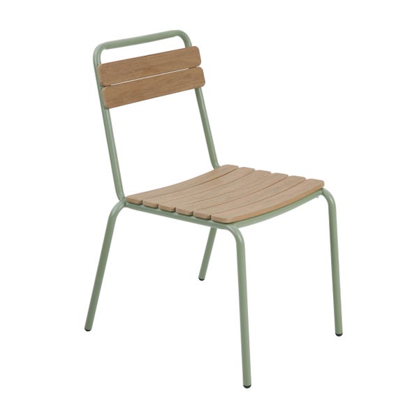 Moderner Gartenstuhl mit grünem Metallgestell und Sitz- sowie Rückenfläche aus Holzlatten.