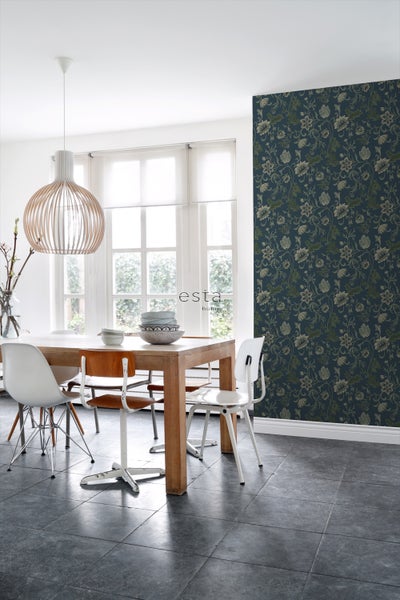 Esszimmer mit Esstisch, Stühlen und floraler Tapete