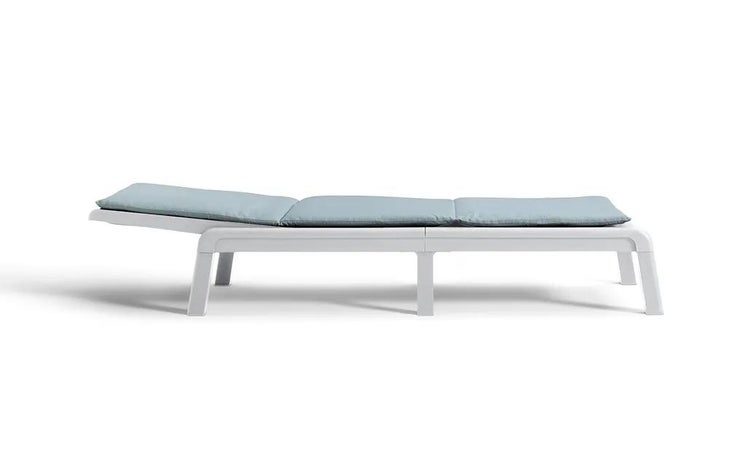 Moderne Gartenliege mit weißem Aluminiumgestell und hellblauer, dreiteiliger Polsterauflage.