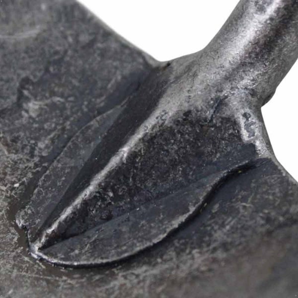 Nahaufnahme eines Spatenblatts aus Metall