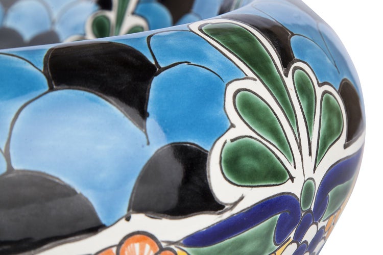 Detailansicht eines Waschbeckens mit Blumendekor