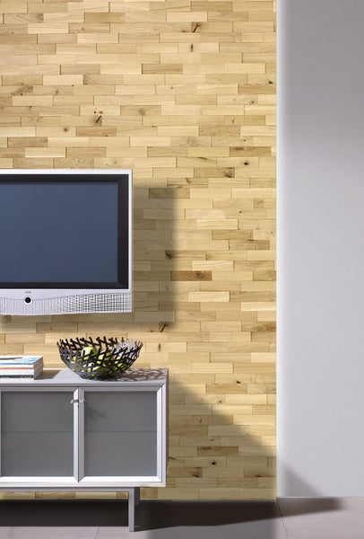 Wandpaneele aus Holz mit Fernseher und Sideboard