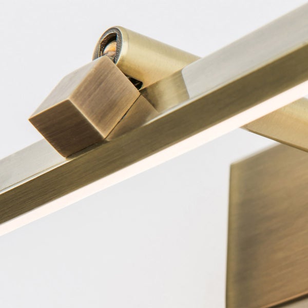 Detailansicht einer LED Bilderleuchte mit gebürsteter Oberfläche aus Metall.