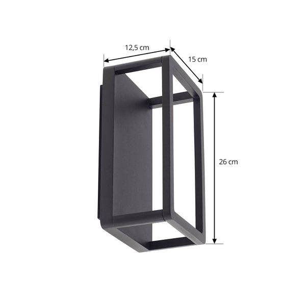 Schwarze Außenwandleuchte in Laternenform mit Maßen: Breite 12,5 Zentimeter, Tiefe 15 Zentimeter, Höhe 26 Zentimeter.