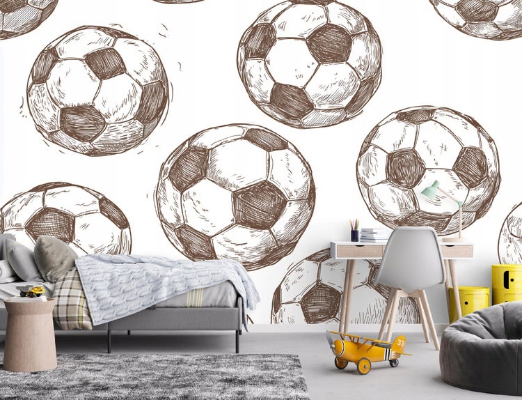 Vliestapete mit skizzierten Fußbällen in einem modern eingerichteten Kinderzimmer mit Bett, Schreibtisch und Spielzeug.