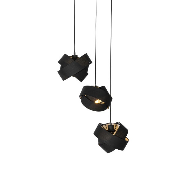 Dreiflammige Hängeleuchte mit schwarzen Stoffschirmen in Wickeloptik, höhenversetzt angeordnet.