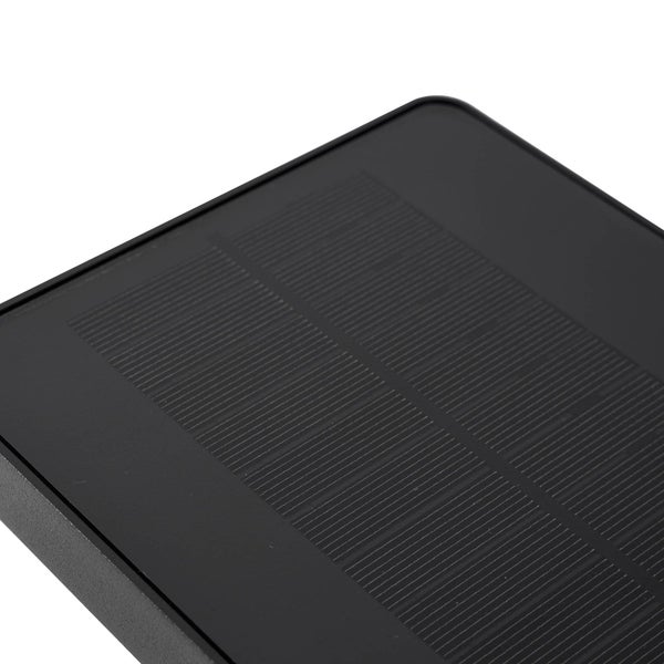 Nahaufnahme eines Solarpanels mit integrierten Photovoltaikzellen in einem schwarzen Gehäuse.