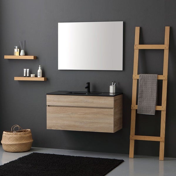 Modernes Badezimmer mit Waschtischunterschrank in Holzoptik, Wandspiegel, offenen Holzregalen und einer Handtuchleiter.