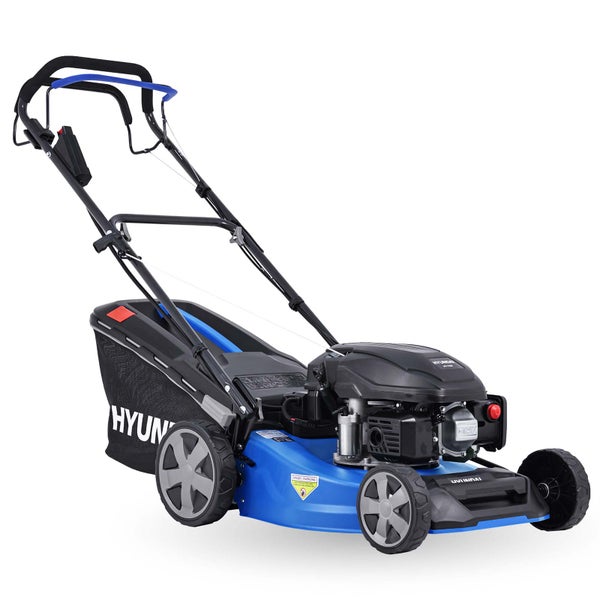 Benzin-Rasenmäher von Hyundai in Blau und Schwarz mit schwarzem Fangkorb.