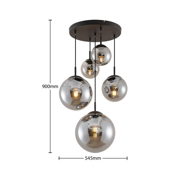 Moderne 5-flammige Pendelleuchte mit verspiegelten Glaskugeln und schwarzer Deckenhalterung, Höhe 900 Millimeter, Breite 545 Millimeter.