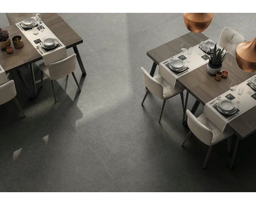 Innenraum mit Esstischen und Fliesenboden