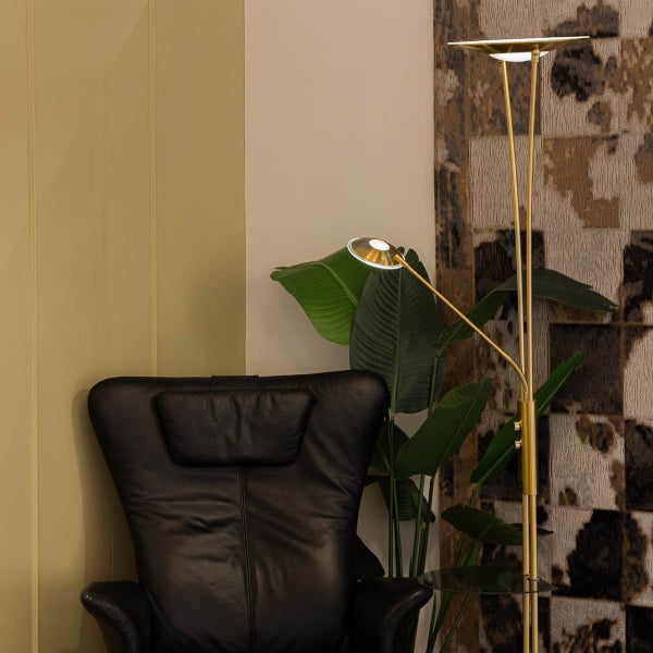 Leseecke mit schwarzem Ledersessel und goldener Stehlampe