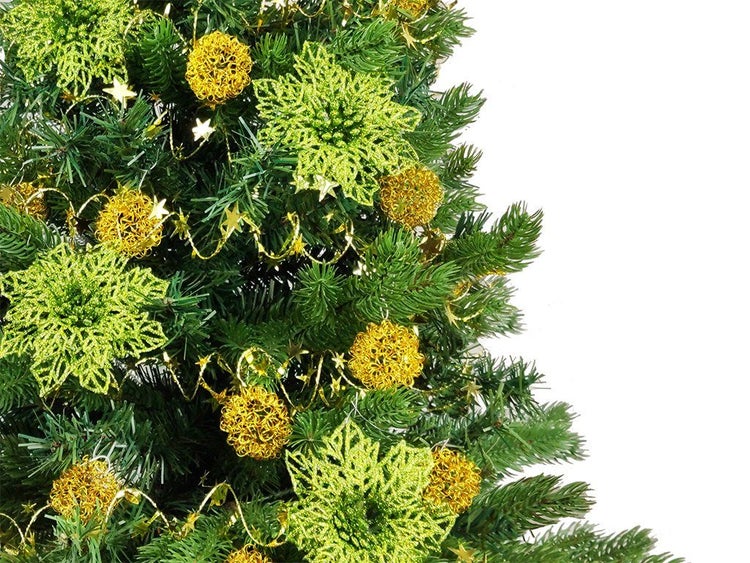 Künstlicher Weihnachtsbaum geschmückt mit glitzernden Schneeflocken und runden Ornamenten aus Drahtgeflecht.