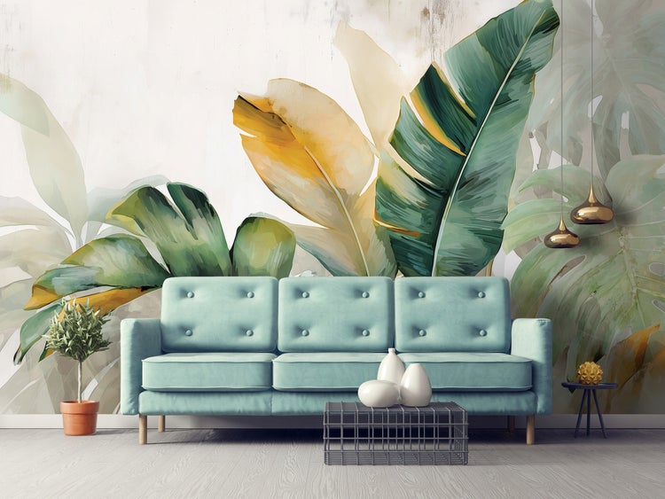 Wohnraum mit Sofa, Couchtisch und Zimmerpflanze vor einer Wand mit Pflanzenmuster