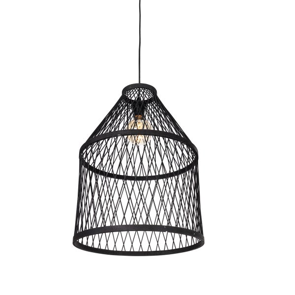 Schwarze Pendelleuchte aus Bambus-Geflecht mit sichtbarem Leuchtmittel.
