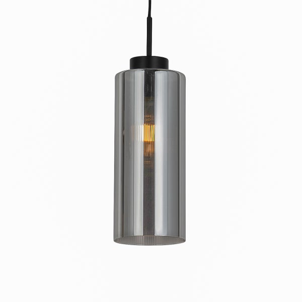 Zylindrische Pendelleuchte mit einem Schirm aus Rauchglas und einem sichtbaren Leuchtmittel.