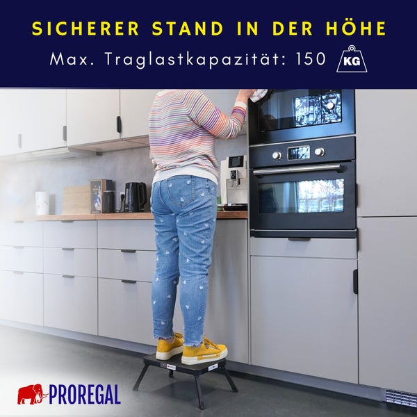 Person steht auf einem schwarzen Klapptritt in einer modernen Küche. Maximale Traglast 150 Kilogramm. Proregal Logo.