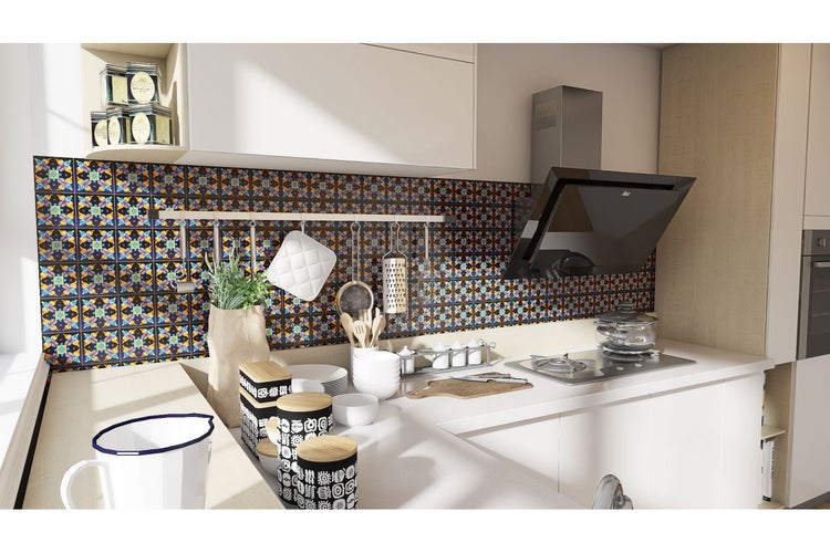 Küchenszene mit Fliesenwand, Dunstabzugshaube und Küchenutensilien