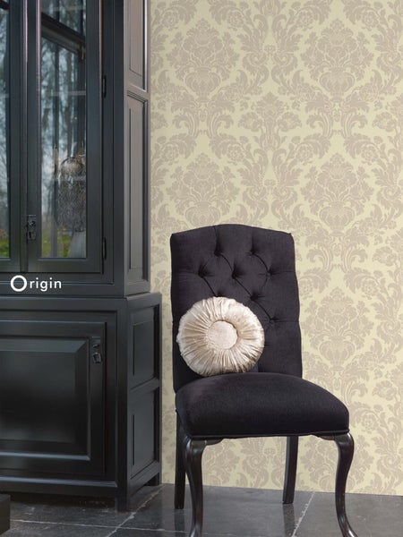 Szene mit einem schwarzen Schrank, einem Stuhl und einer gemusterten Tapete