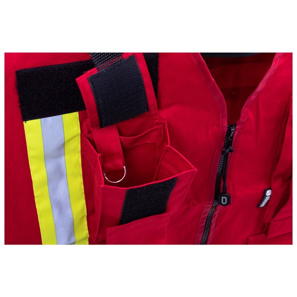 Detailaufnahme einer roten Arbeitsweste mit Reflexstreifen, Klettverschlüssen und mehreren Taschen.