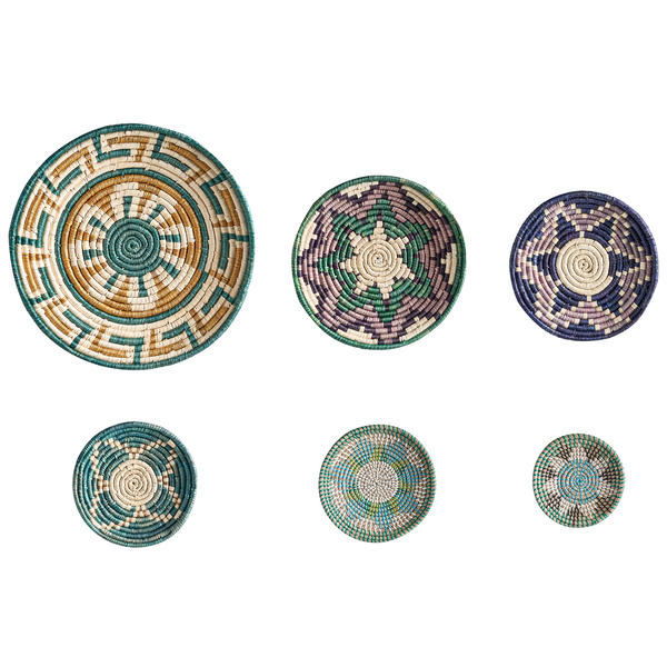 Verschiedene dekorative Wandteller aus geflochtenem Material mit unterschiedlichen Mustern