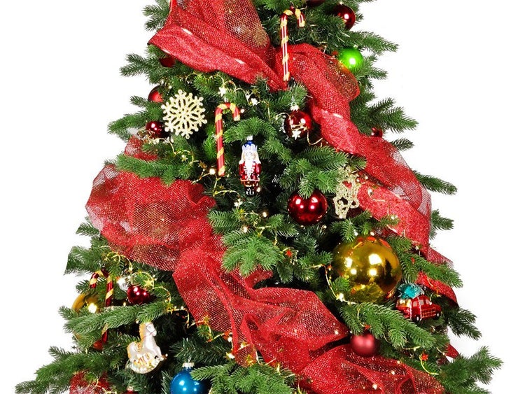 Geschmückter Weihnachtsbaum mit rotem Netzband, Christbaumkugeln, Nussknacker Anhänger und Lichterkette.