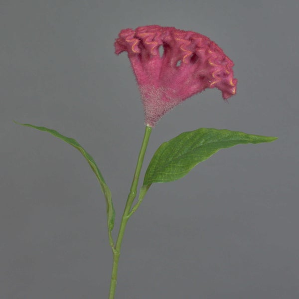 Künstliche Celosia Blume mit pinkem fächerförmigem Blütenkopf und grünem Stängel.