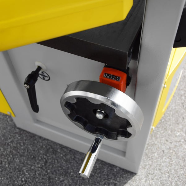 Detailansicht Hobelmaschine mit Handrad und numerischer Anzeige