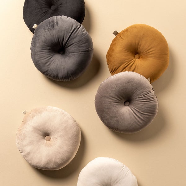 Mehrere runde Zierkissen aus Stoff