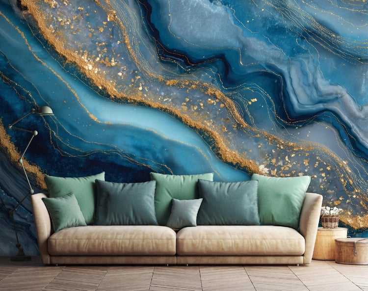 Wohnzimmer mit Couch, Kissen und abstraktem Wandbild