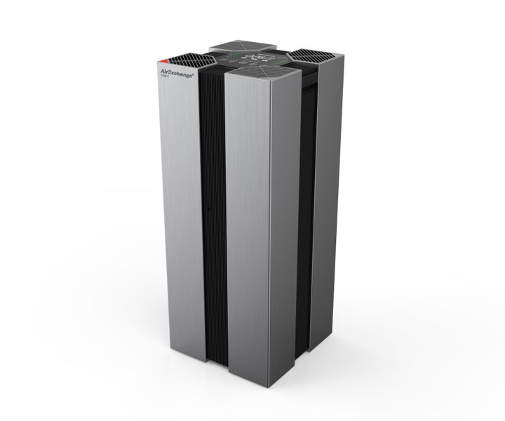 AirExchange 750-T Luftreiniger im Turmdesign mit gebürstetem Metallgehäuse und digitalem Bedienfeld.