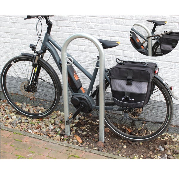 Fahrrad mit Gepäckträgertasche an einem Fahrradständer