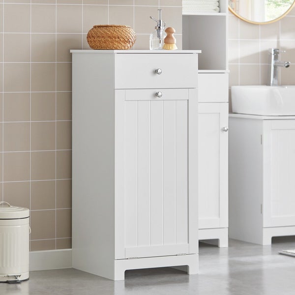 Badezimmer Szene mit weißem Unterschrank mit Schublade und Korb obenauf