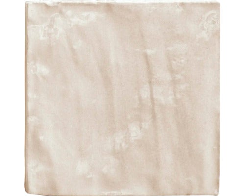 Quadratische Wandfliese aus Keramik in Beige mit glänzender, welliger Oberfläche.