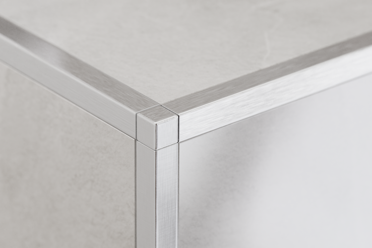 Detailaufnahme einer Fliesenleiste aus Metall