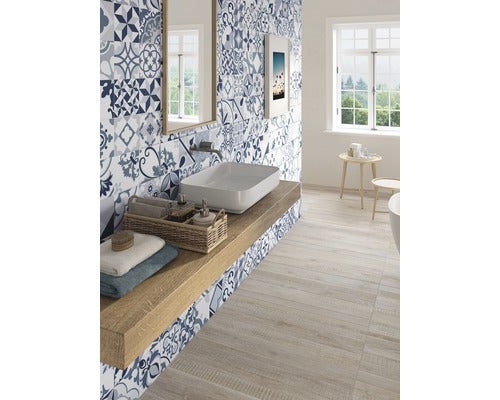 Badezimmer mit blauen Fliesen in Patchwork Optik, Waschtisch und Holzfußboden