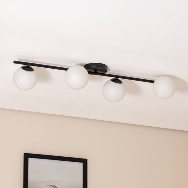 Deckenleuchte mit vier Leuchten in Kugelform