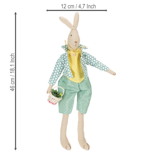 Dekorationsfigur Hase aus beigem Stoff mit gepunkteter Kleidung und Korb, Höhe 46 Zentimeter, Breite 12 Zentimeter.