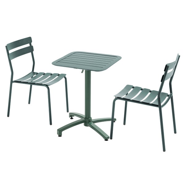 Gartenmöbel-Set aus dunkelgrünem Metall mit einem quadratischen Tisch und zwei Stühlen in Lamellen-Optik.