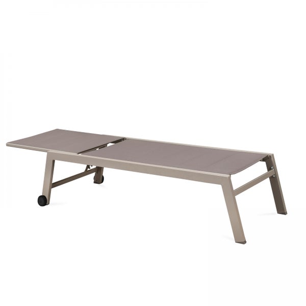 Gartenliege aus Aluminium mit Textilbespannung und Rollen.