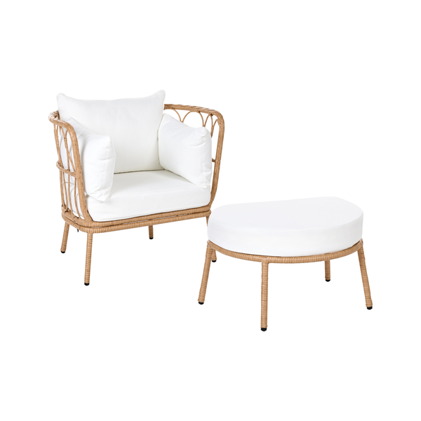 Lounge-Sessel mit Fußhocker aus Polyrattan-Geflecht mit weißen Polstern für Garten und Terrasse.
